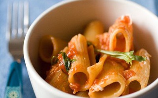 Pasta Fredda Con Salmone Affumicato, Pomodorini E Rucola