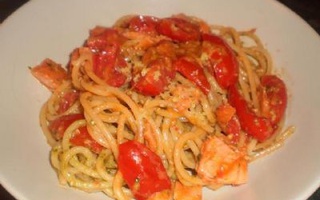 Spaghetti Con Salmone Affumicato, Pomodorini E Pesto