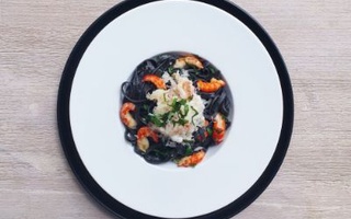 Linguine Al Nero Di Seppia, Gamberi, Granchio E Pepe