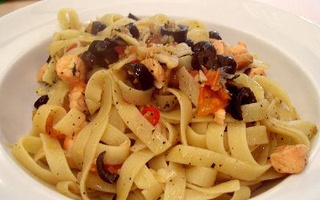 Fettuccine Saporite Con Salmone E Olive Nere