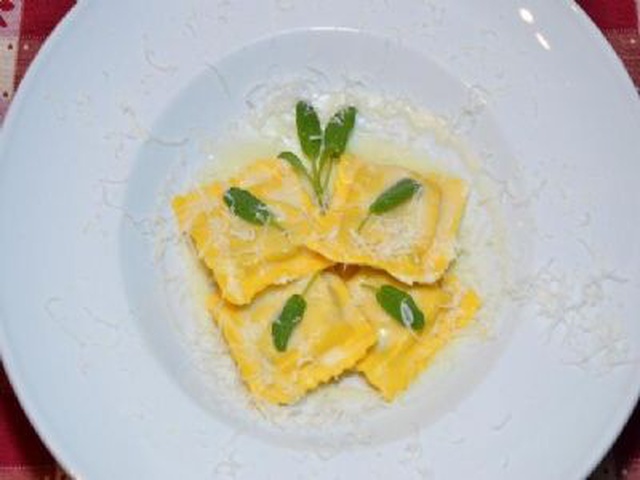 Ravioli Di Ricotta Con Burro E Salvia