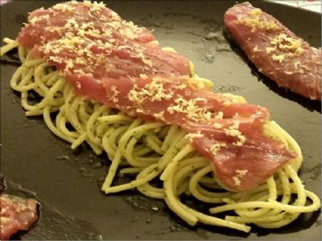 Filetto Di Tonno Su Letto Di Spaghetti Al Pesto