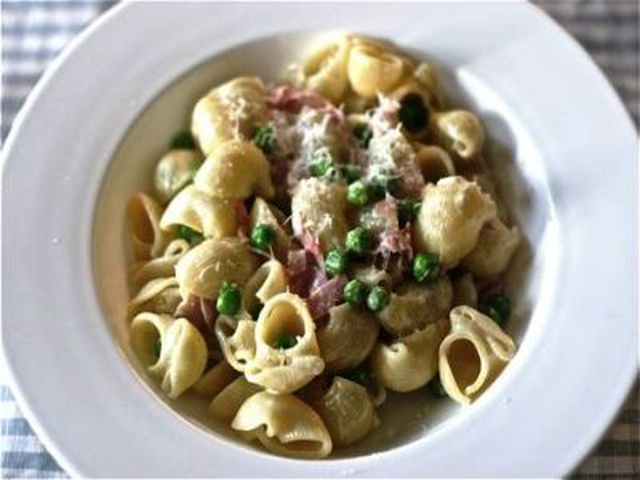 Pasta Ai Piselli E Prosciutto