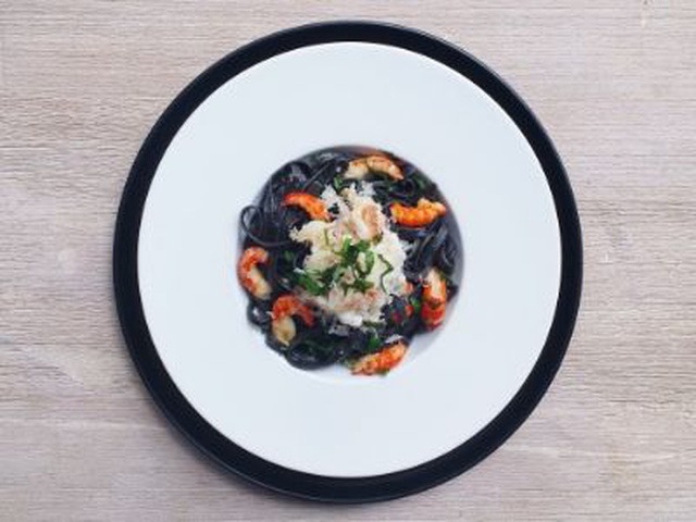 Linguine Al Nero Di Seppia, Gamberi, Granchio E Pepe