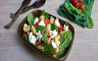 Insalata Di Gnocchi, Germogli Di Spinaci E Cespuglio