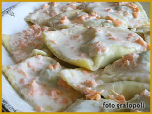 Ravioli Di Pesce con Ricotta E Spinaci  Conditi Con Salmone Affumicato