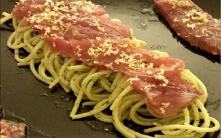 Filetto Di Tonno Su Letto Di Spaghetti Al Pesto