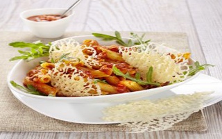 Penne Bolognese Formaggi Italiani Chips Di Parmigiano