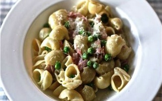 Pasta Ai Piselli E Prosciutto