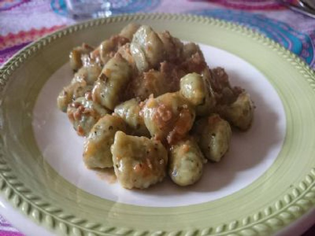 Gnocchi Alle Erbette Con Ragù Bianco