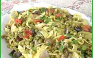 Fettuccine Ai Funghi, Piselli E Pomodorini Datterino