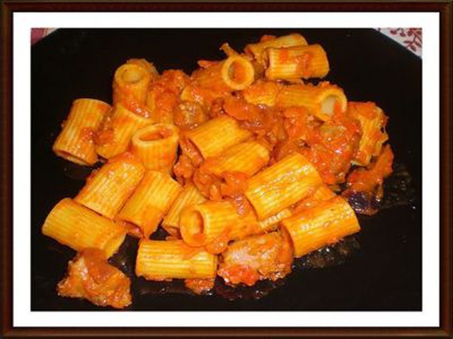 Pasta Al Sugo Con Crema Di Peperoni E Salsiccia