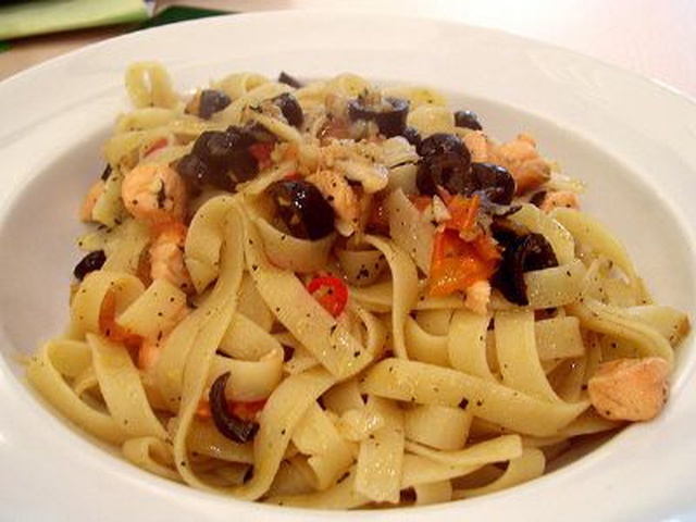 Fettuccine Saporite Con Salmone E Olive Nere