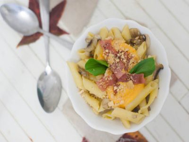 Penne con Crema di Zucca, Funghi e Prosciutto