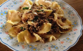 Pansotti Stracchino E Pomodoro Con Ragù In Bianco