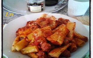 Rigatoni Con Pomodori Salsiccia Mozzarella Parmigiano E Origano