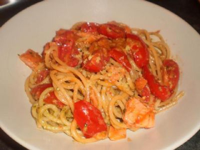 Spaghetti Con Salmone Affumicato, Pomodorini E Pesto