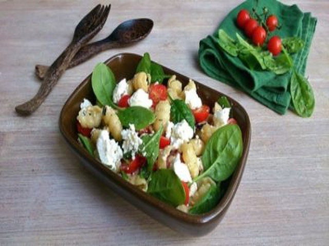 Insalata Di Gnocchi, Germogli Di Spinaci E Cespuglio