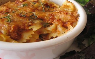 Pasta Alla Bolognese Gratinata Con Agnello E Formaggio Di Capra