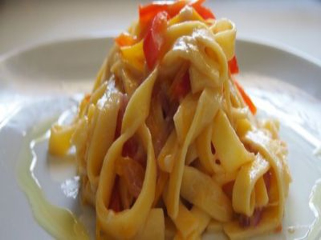 Tagliatelle Peperoni E Pecorino