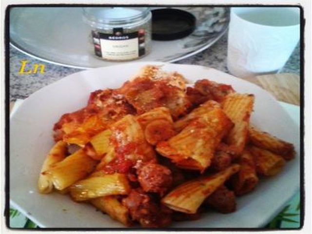 Rigatoni Con Pomodori Salsiccia Mozzarella Parmigiano E Origano