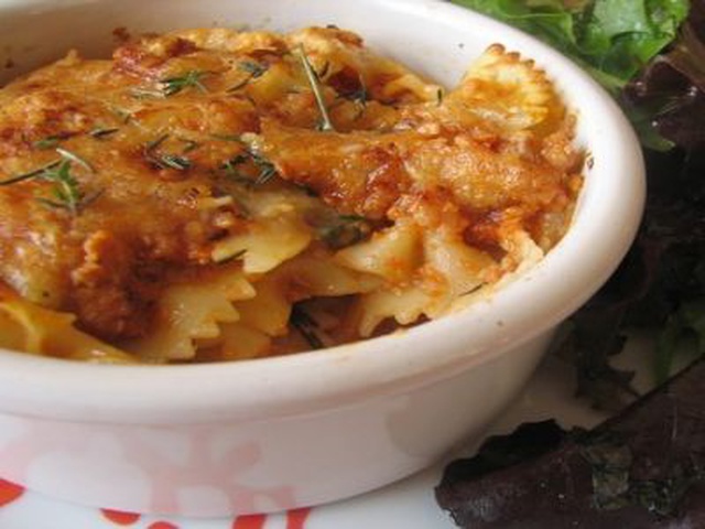 Pasta Alla Bolognese Gratinata Con Agnello E Formaggio Di Capra