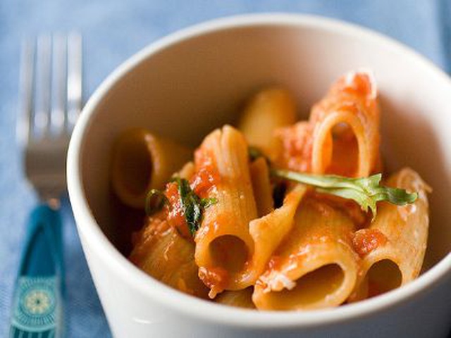 Pasta Fredda Con Salmone Affumicato, Pomodorini E Rucola