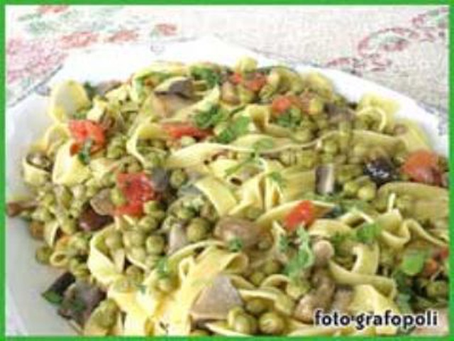 Fettuccine Ai Funghi, Piselli E Pomodorini Datterino